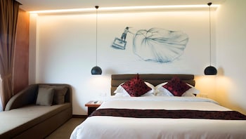 almond hotel bassac river