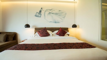 almond hotel bassac river