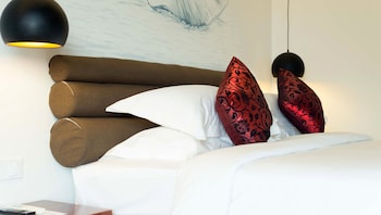 almond hotel bassac river