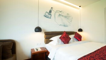 almond hotel bassac river