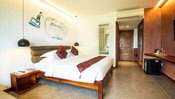 almond hotel bassac river