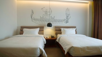 almond hotel bassac river