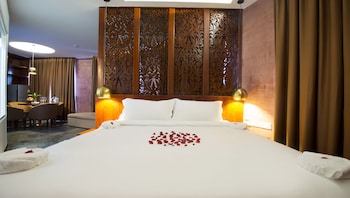 almond hotel bassac river