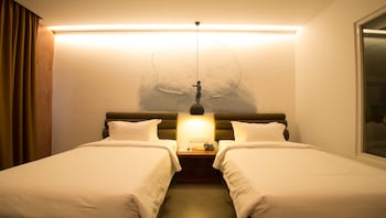 almond hotel bassac river