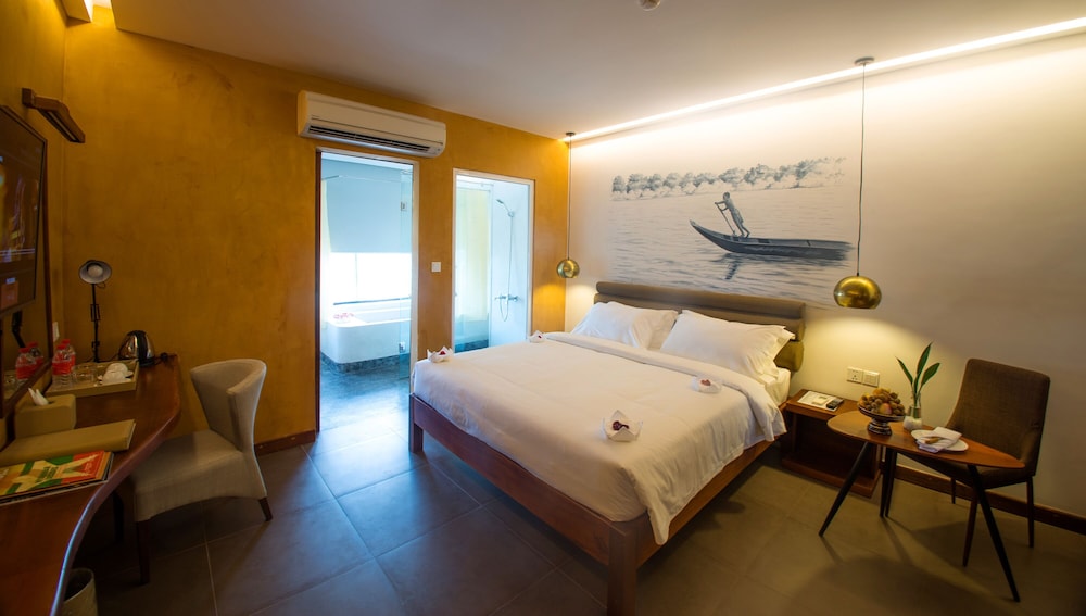 almond hotel bassac river