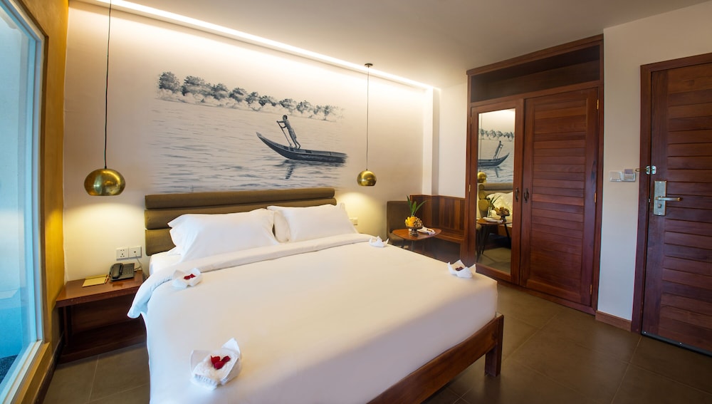 almond hotel bassac river