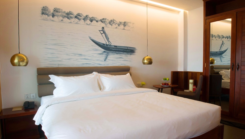 almond hotel bassac river