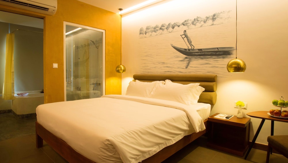 almond hotel bassac river