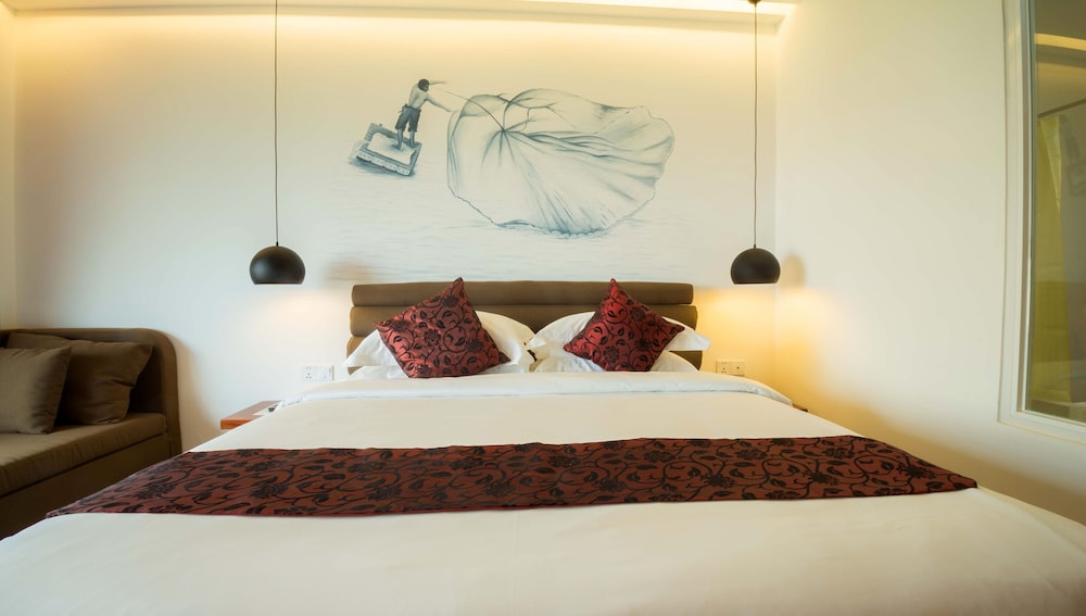 almond hotel bassac river