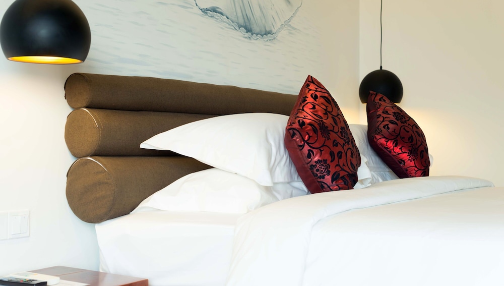 almond hotel bassac river