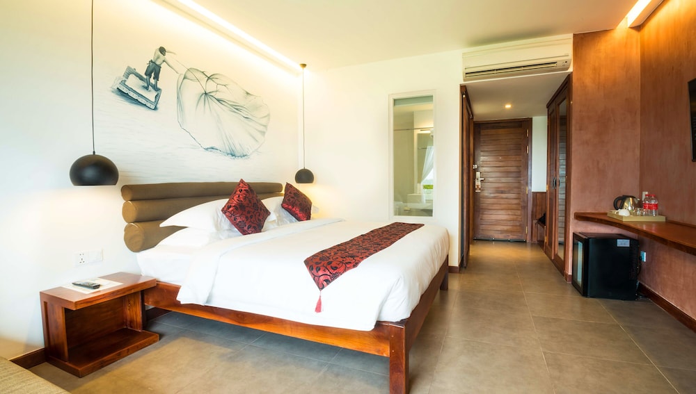 almond hotel bassac river