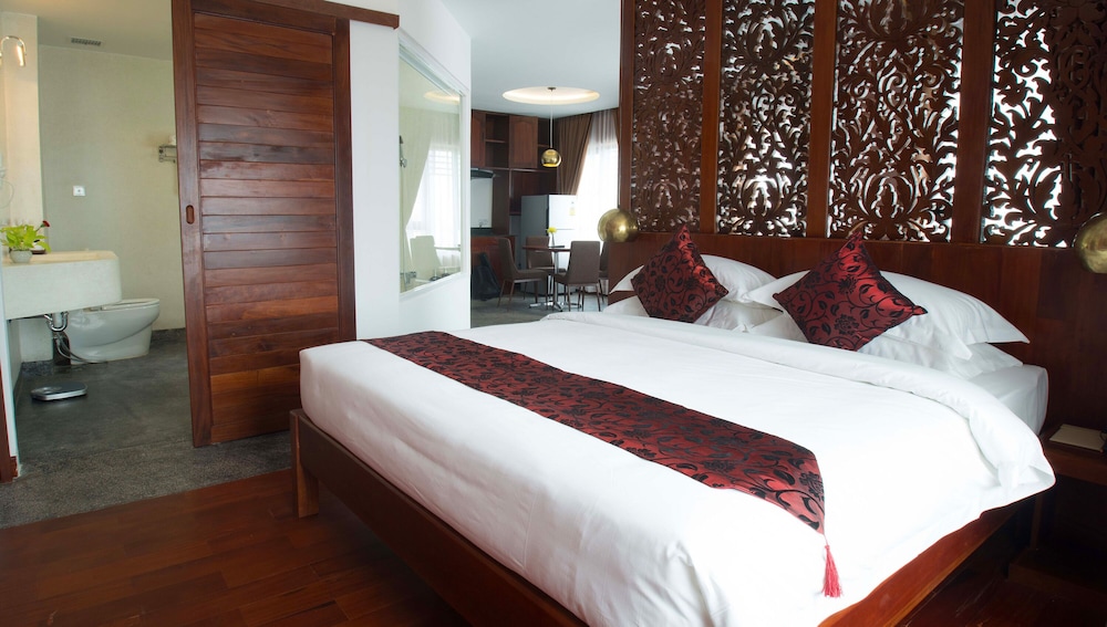 almond hotel bassac river