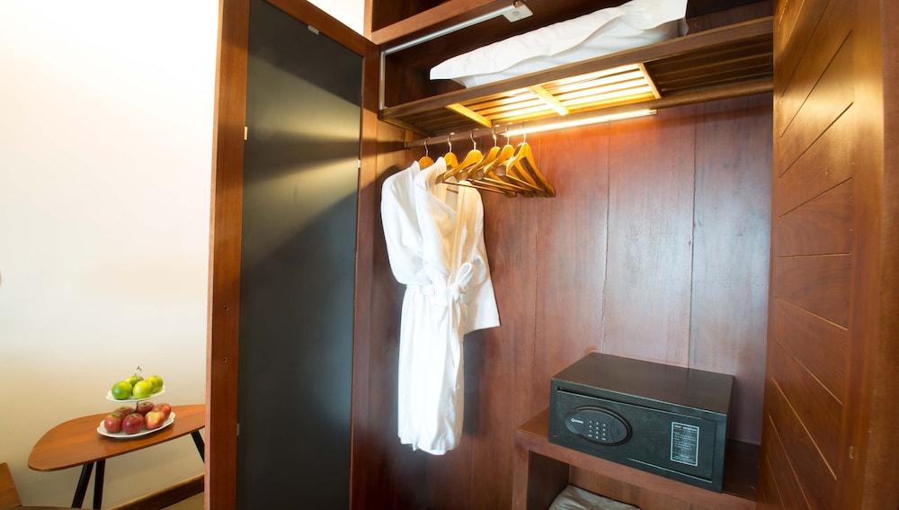 almond hotel bassac river