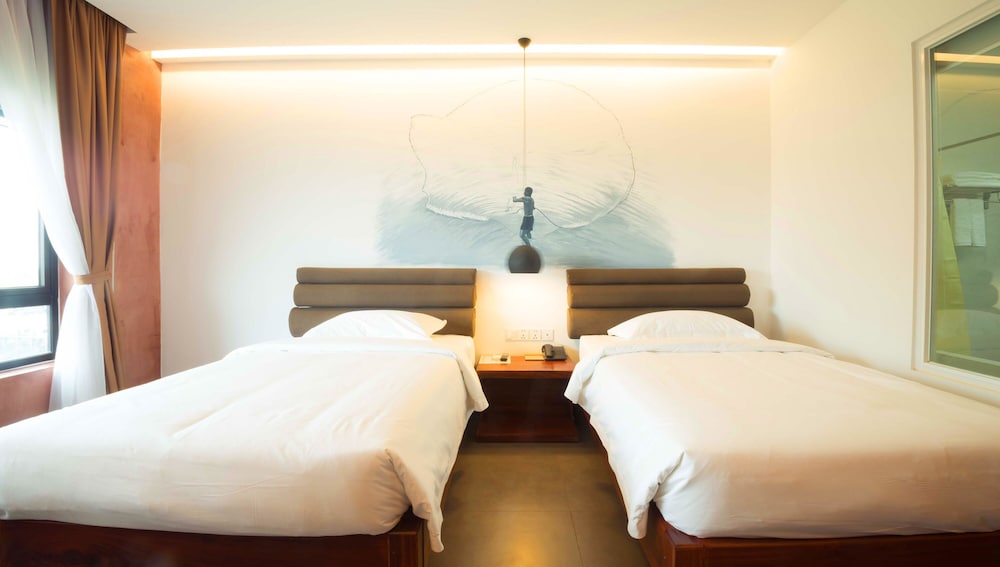 almond hotel bassac river