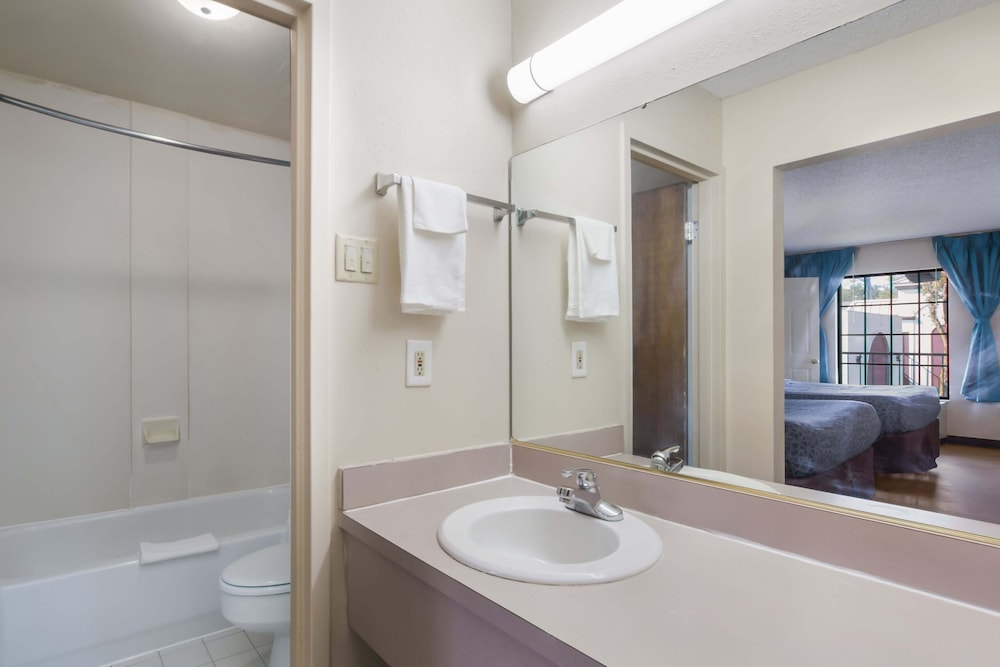 1 life studio and suites