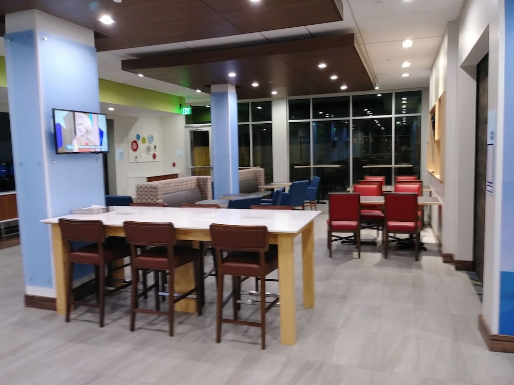 holiday inn express and suites dallas northeast arboretum