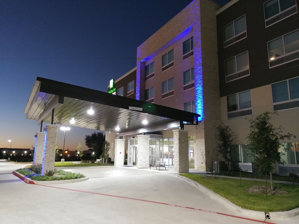 holiday inn express and suites dallas northeast arboretum