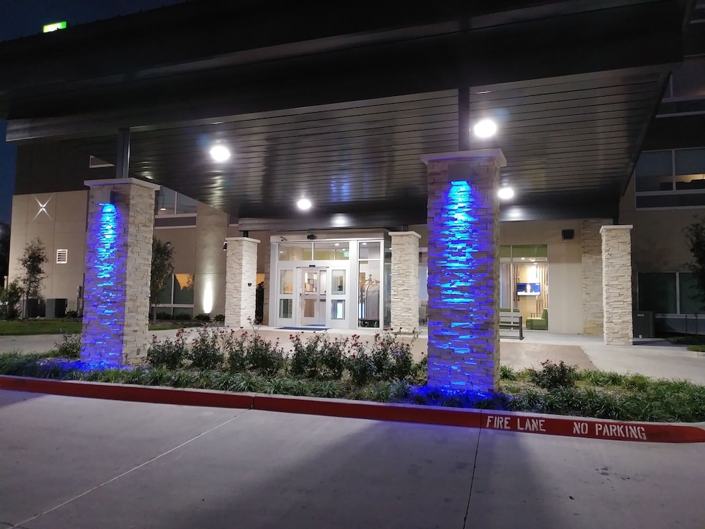 holiday inn express and suites dallas northeast arboretum
