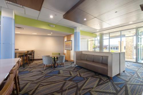 holiday inn express and suites dallas northeast arboretum