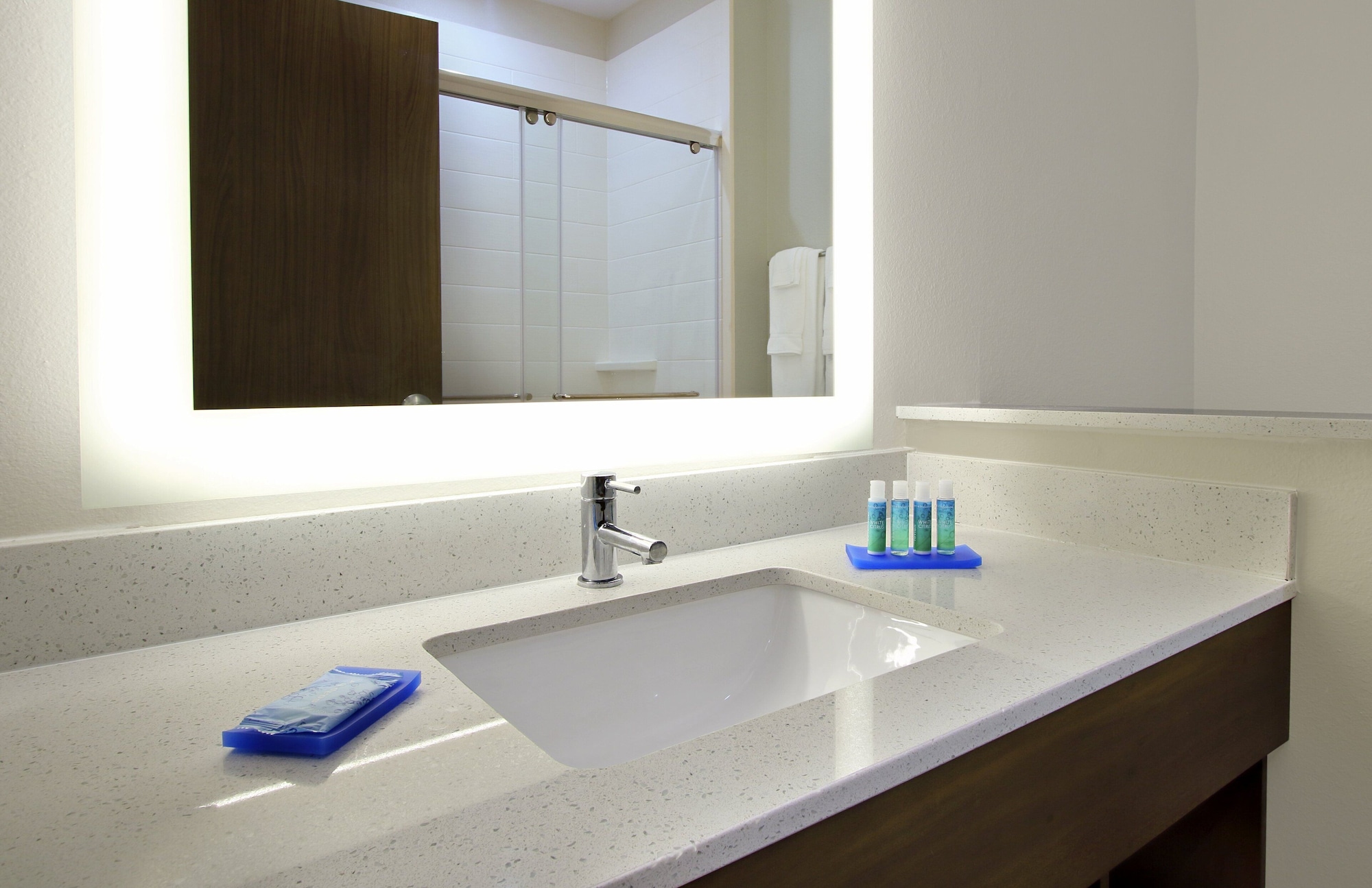 holiday inn express and suites brookshire katy freeway