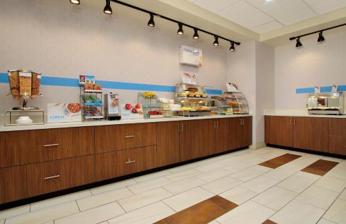 holiday inn express and suites brookshire katy freeway