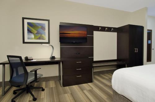 holiday inn express and suites brookshire katy freeway