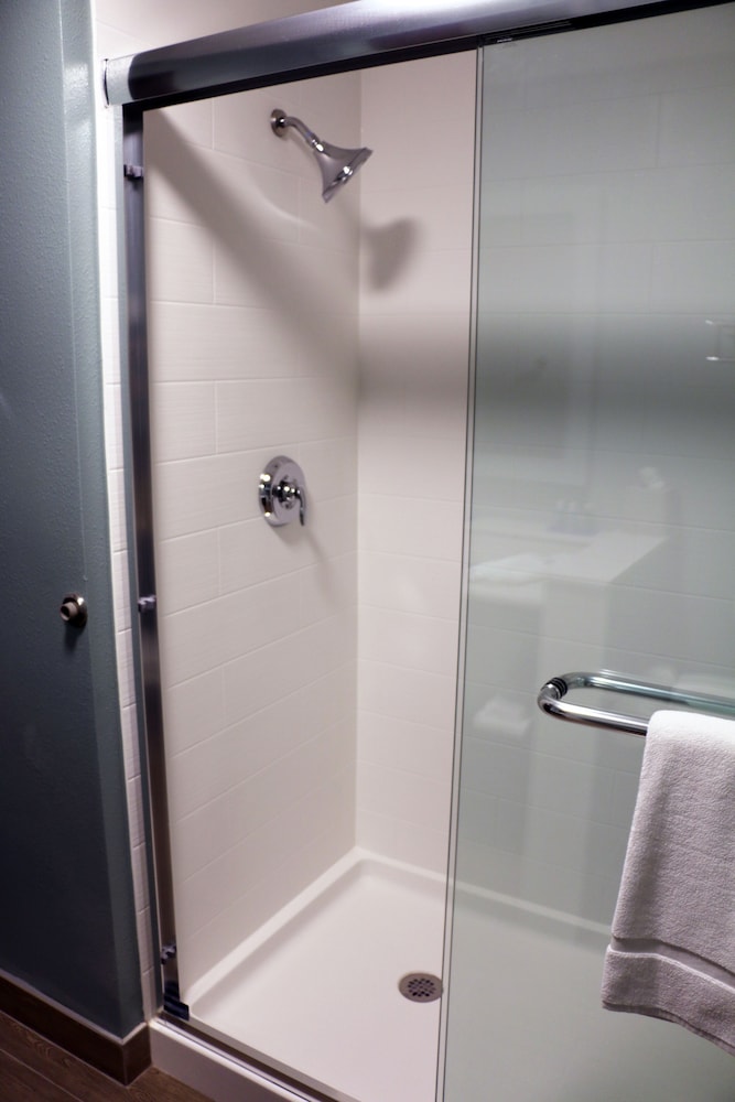 holiday inn express and suites hendersonville se f