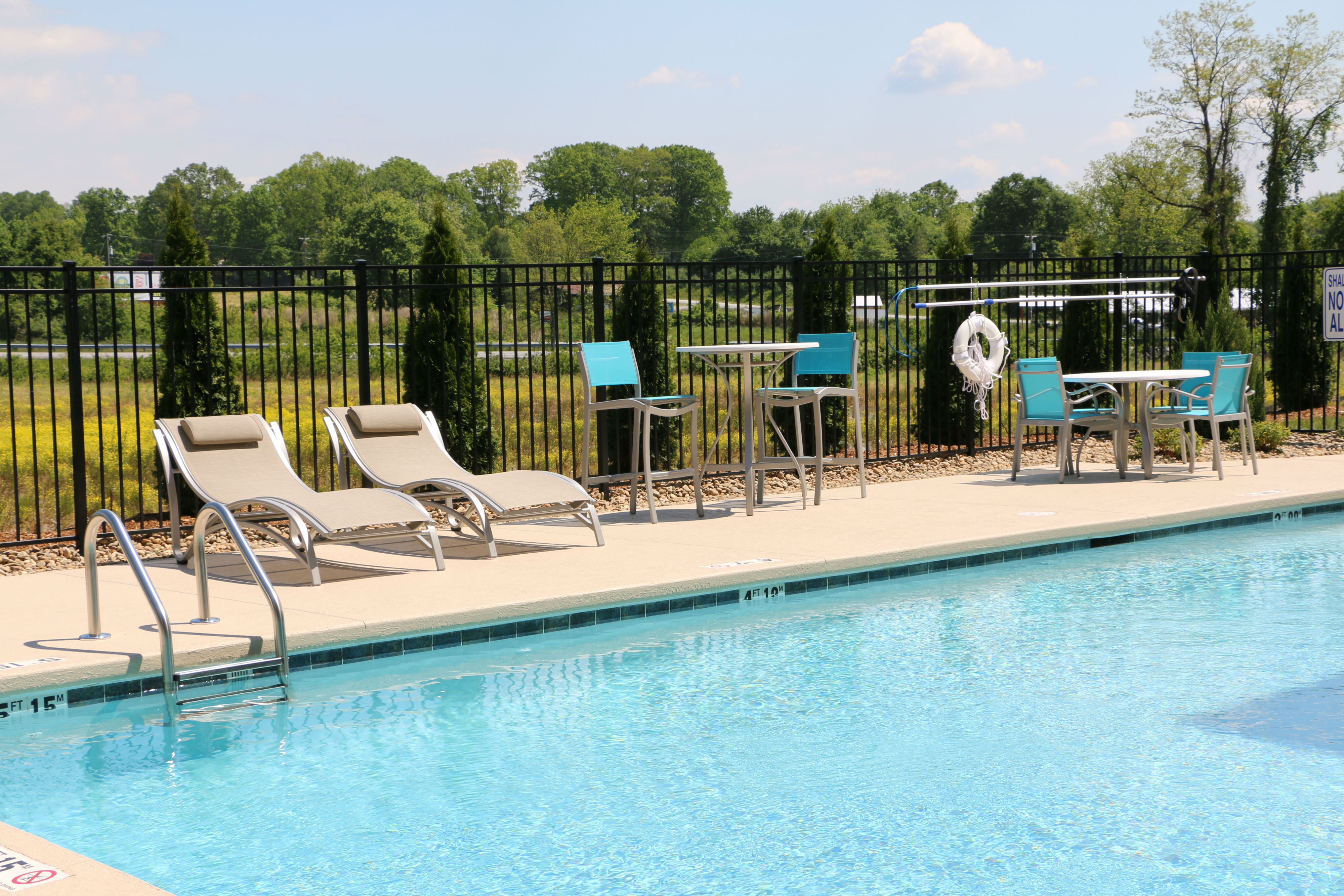 holiday inn express and suites hendersonville se f