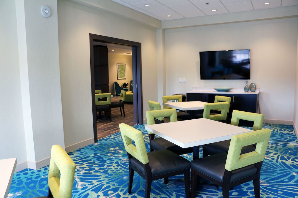 holiday inn express and suites hendersonville se f