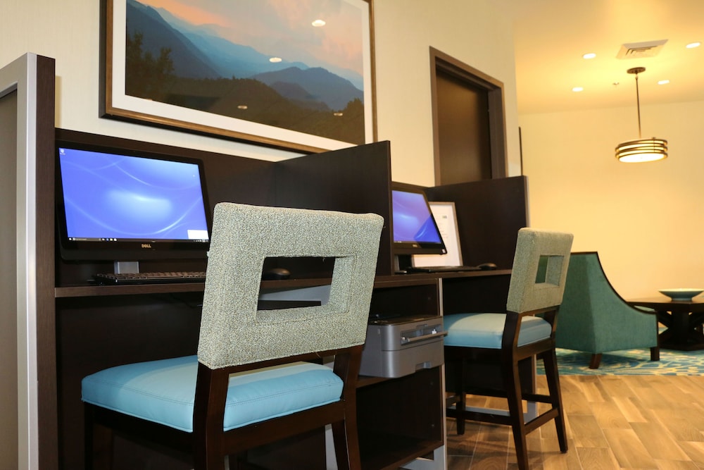 holiday inn express and suites hendersonville se f