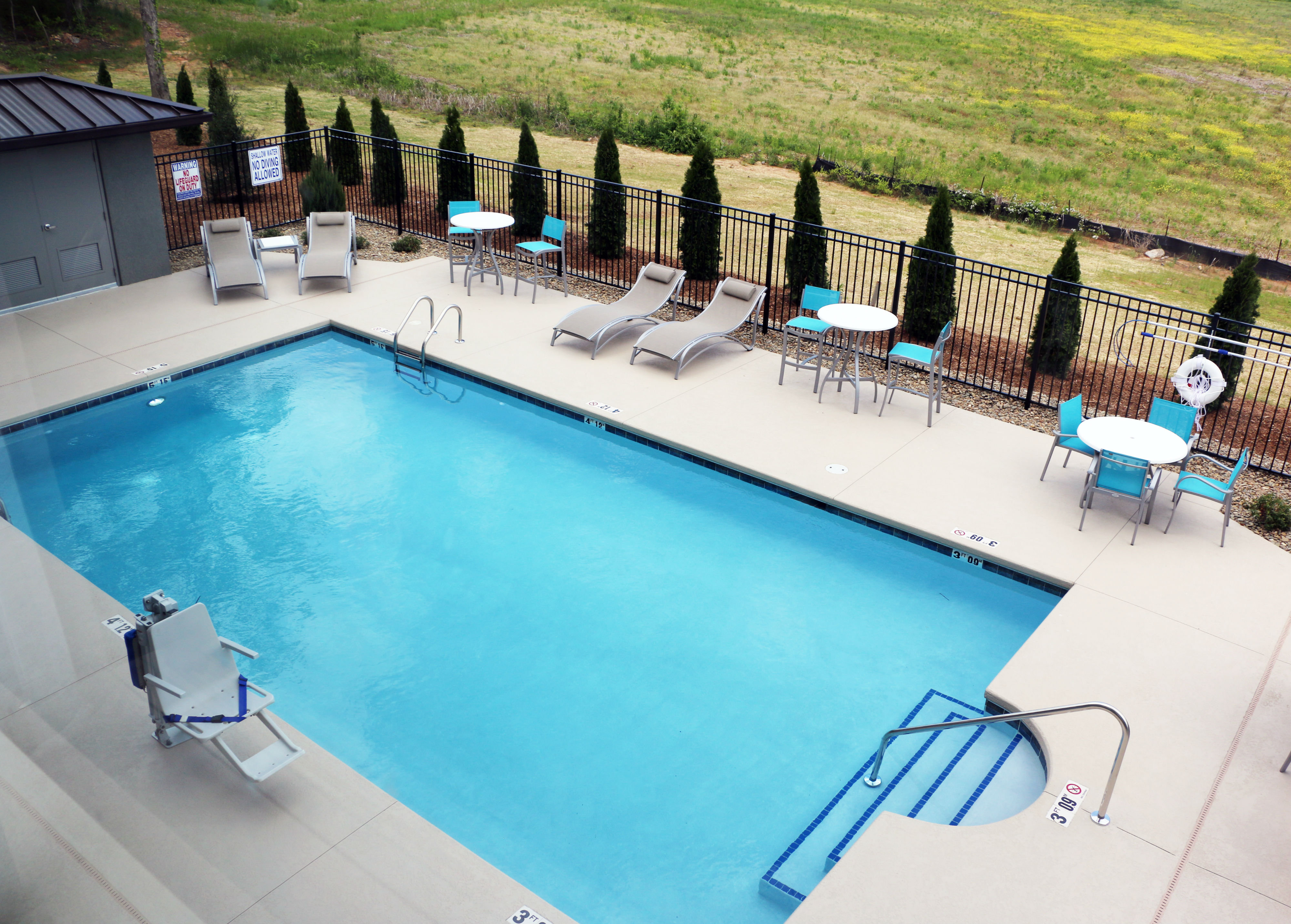 holiday inn express and suites hendersonville se f