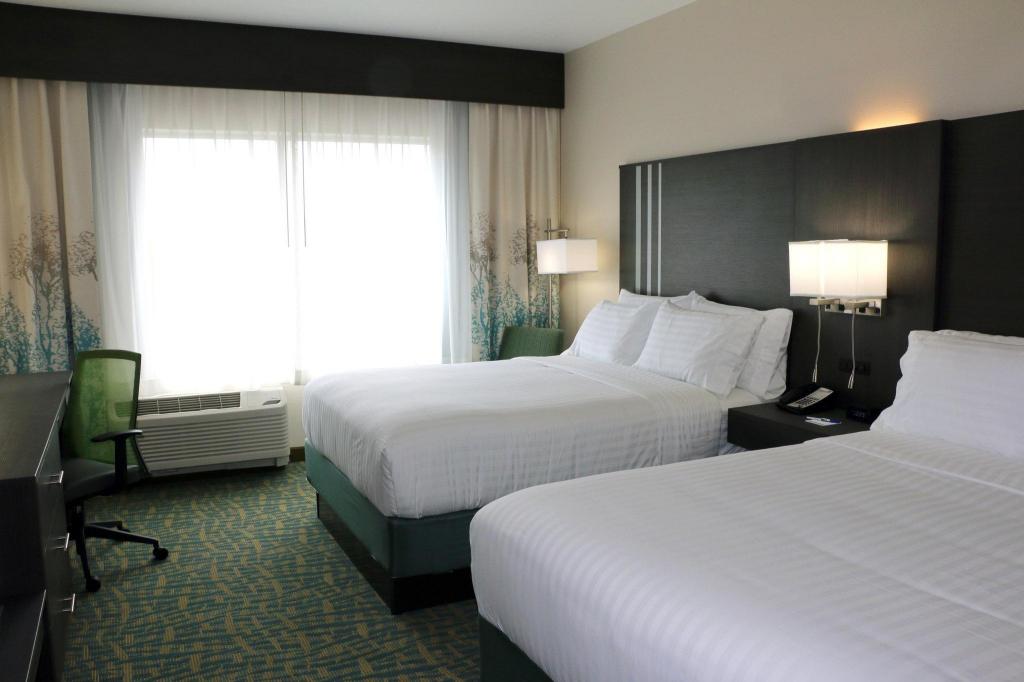 holiday inn express and suites hendersonville se f