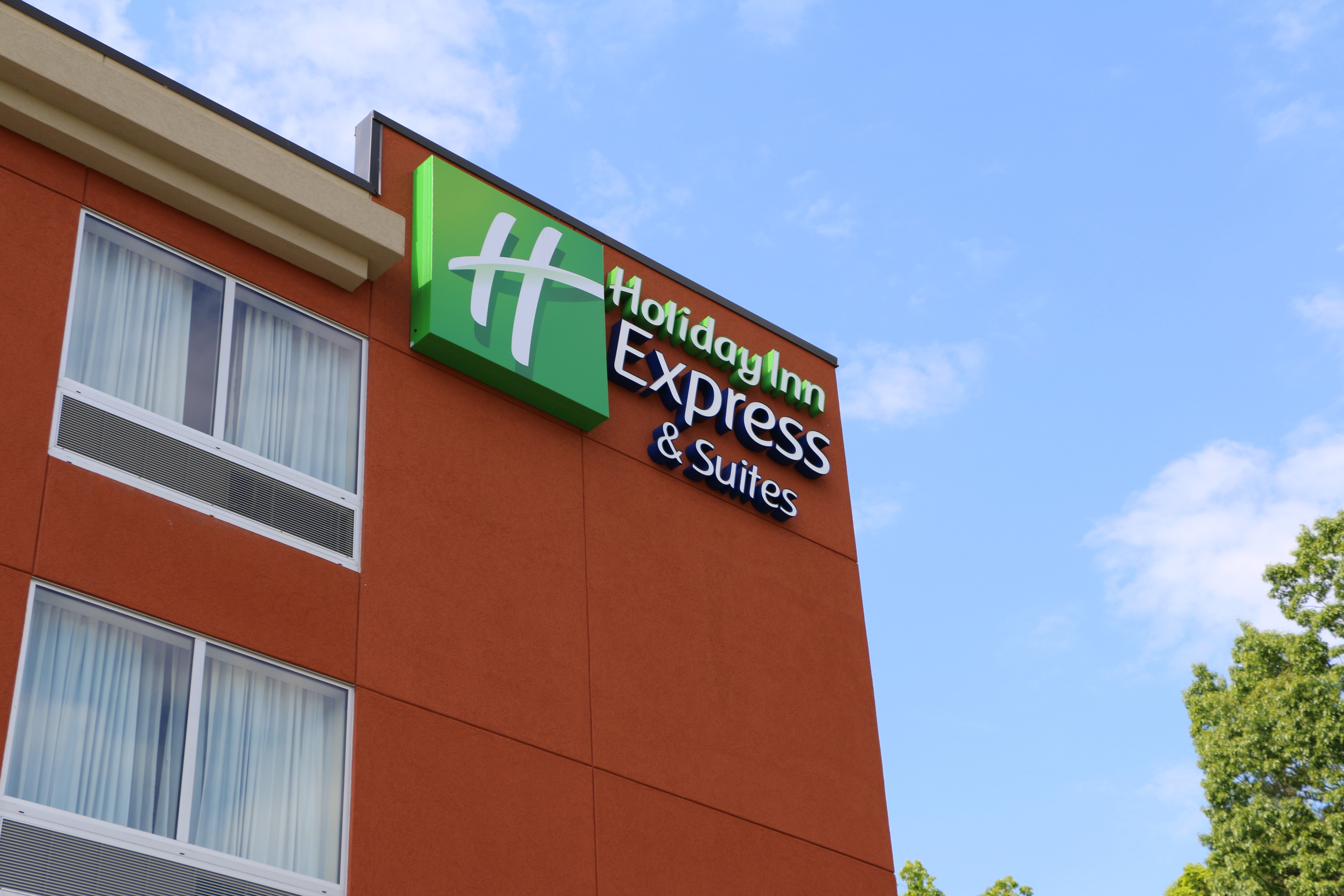 holiday inn express and suites hendersonville se f