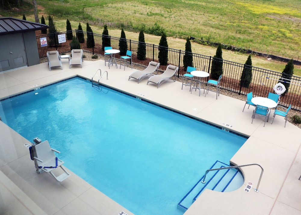 holiday inn express and suites hendersonville se f
