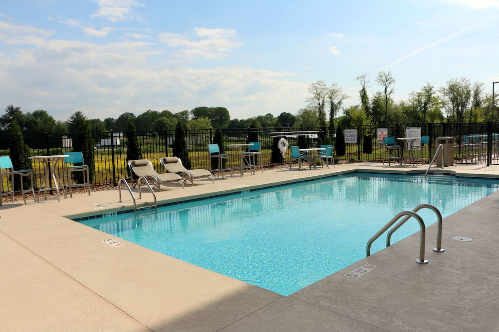 holiday inn express and suites hendersonville se f