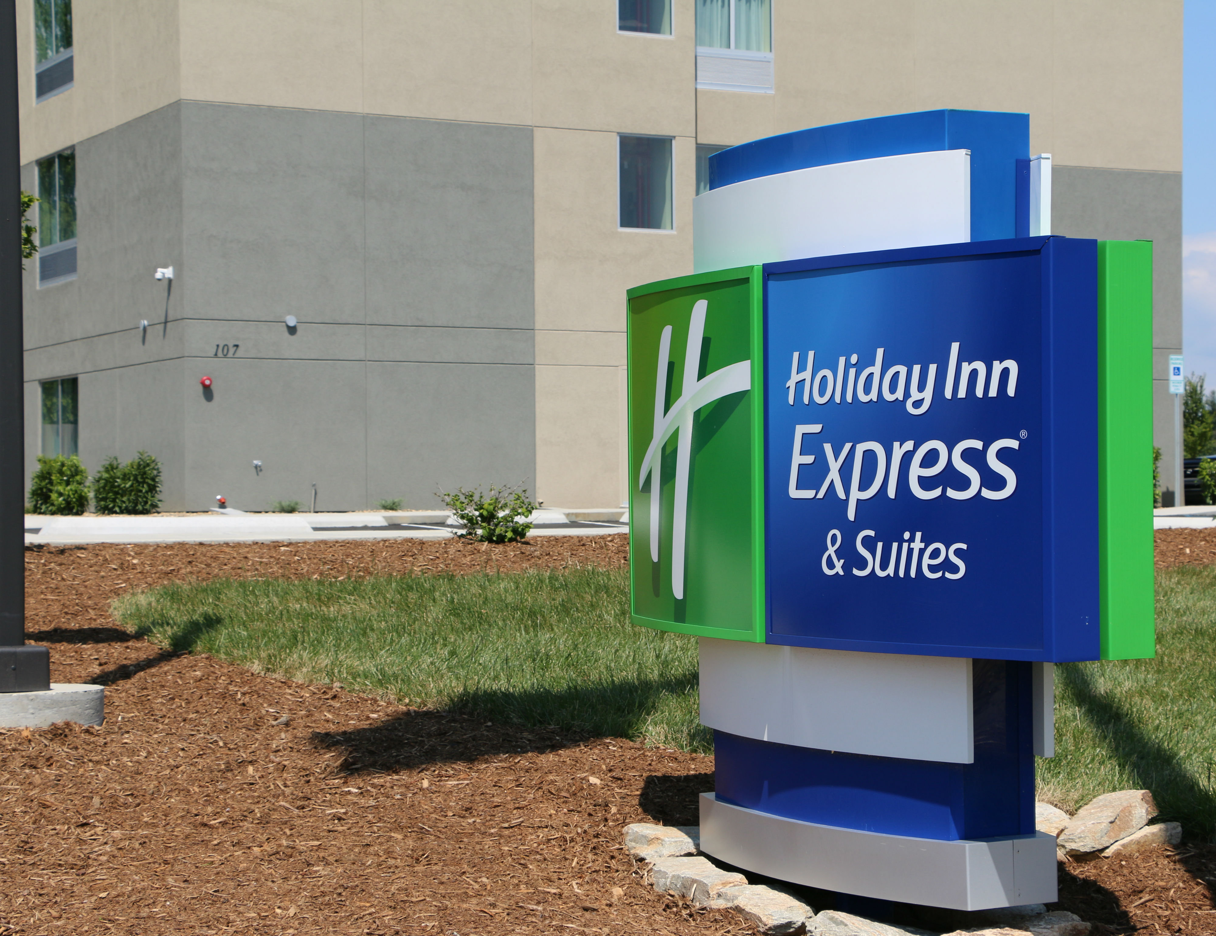 holiday inn express and suites hendersonville se f