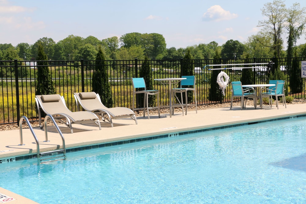 holiday inn express and suites hendersonville se f