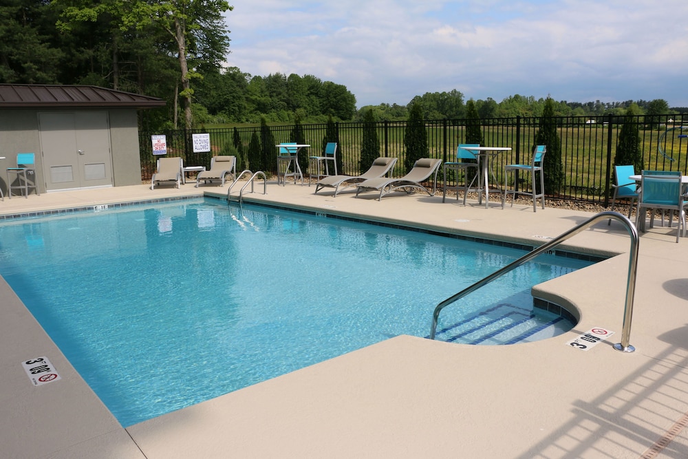 holiday inn express and suites hendersonville se f