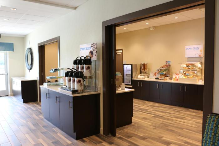 holiday inn express and suites hendersonville se f