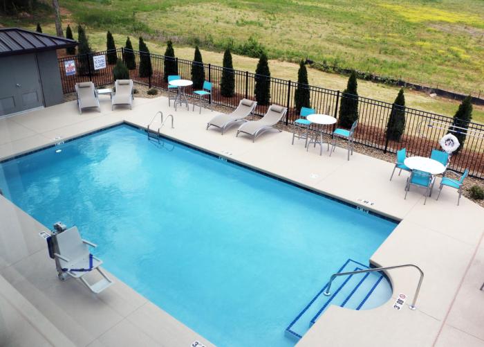 holiday inn express and suites hendersonville se f