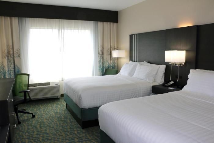 holiday inn express and suites hendersonville se f