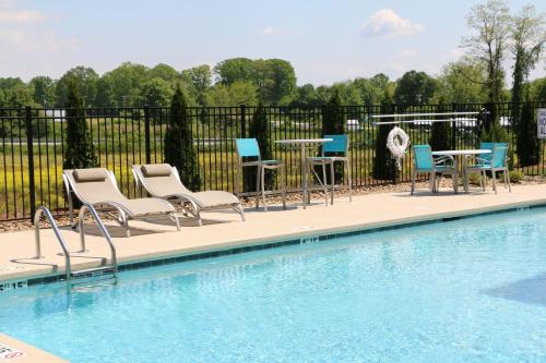 holiday inn express and suites hendersonville se f