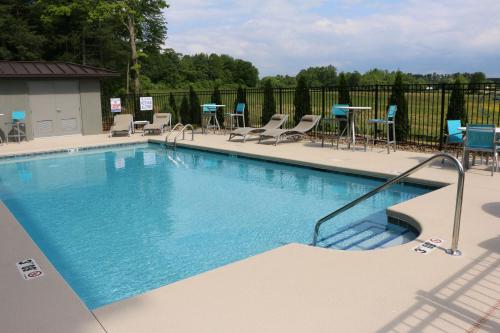 holiday inn express and suites hendersonville se f