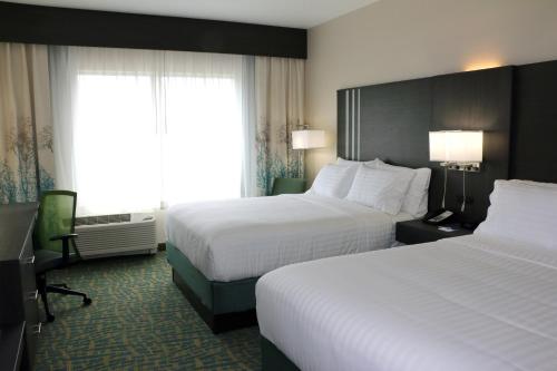 holiday inn express and suites hendersonville se f
