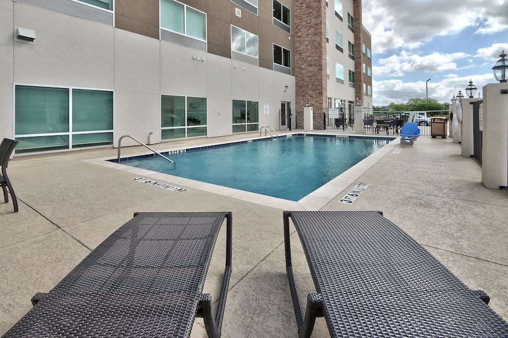 holiday inn express and sts houston east beltway 8