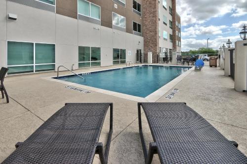 holiday inn express and sts houston east beltway 8