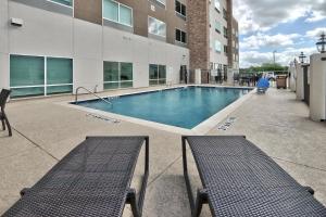 holiday inn express and sts houston east beltway 8