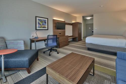 holiday inn express and sts houston east beltway 8