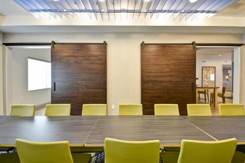 holiday inn express evansville by ihg