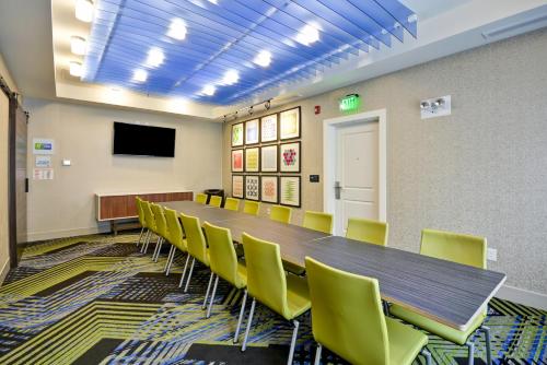 holiday inn express evansville by ihg
